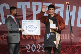 Член Совета директоров холдинга «СОЦИУМ» Руслан Ашурбейли вручает грант семейному фермерскому хозяйству Княжий двор