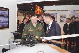 Начальник главного научно-исследовательского испытательного центра робототехники МО РФ полковник Сергей Попов и представитель ВУНЦ ВВС «ВВА» полковник Виктор Беляев