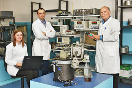 Авторы разработки: инженер-электроник КБ-14 ОГК СП Мария Шарова, начальник КБ-14 ОГК СП Андрей Мишагин, заместитель главного конструктора по ДПИ и ФП Сергей Дядин. Фото Елены Галкиной