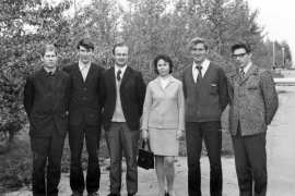 Коллектив лаборатории цеха №41: Виктор Насонов, Евгений Моисеев, Анатолий Червяков, Галина Косарева, Владимир Горяев, Сергей Фроликов. 1973 год. Фото из архива Виктора Насонова