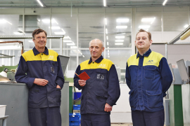 Рабочие цеха №56 – ветераны пограничной службы: слесари МСР Иван Тихонов, Алексей Чалов, фрезеровщик Александр Воеводин