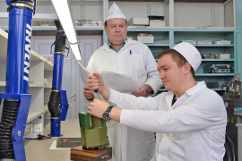 Сотрудники сборочного цеха №42 АО «АПЗ» регулировщик РЭАиП Алексей Ерёмин и слесарь-сборщик Максим Асташенков ведут сборку и регулировку ИМов. Фото Александра Барыкина