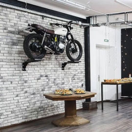 140 квадратных метров крутого пространства для корпоративов и тимбилдингов, тусовок и вечеринок, девичников и мальчишников, семейных торжеств и дней рождений, фотосессий и Новогодних праздников!