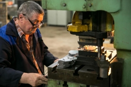 У станка Владимир Иванович Воеводин, слесарь механосборочных работ V разряда, ЦМО ПД «АПЗ» (Рязань)