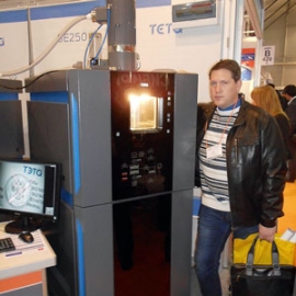 С экспозициями выставки знакомится ведущий инженер-технолог Сергей Залаев