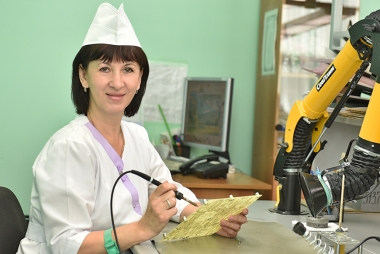 Людмила Кузина, монтажник РЭАиП цеха №37 АО «АПЗ». Фото Елены Галкиной