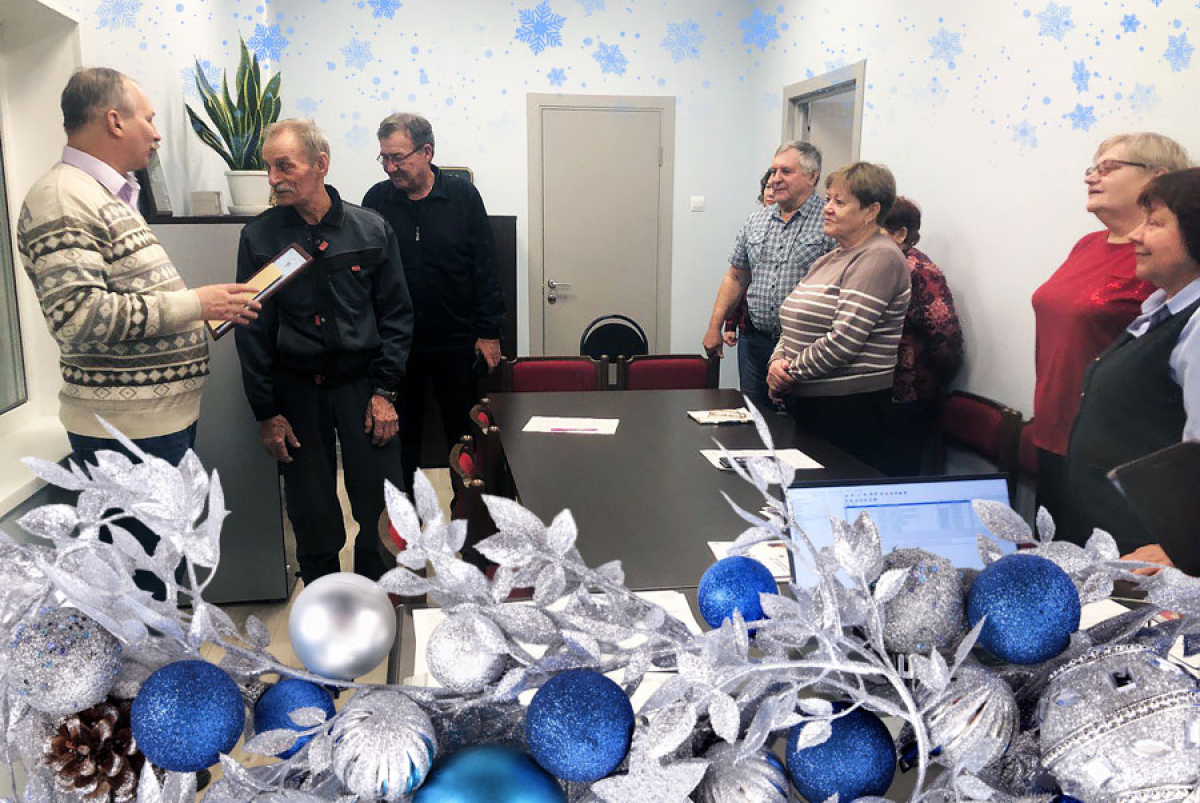 <a href="https://ru.freepik.com/free-photo/branches-decoration-with-silver-blue-christmas-balls_940792.htm">В коллаже использовано изображение: freepik.com, jcstudio
</a>