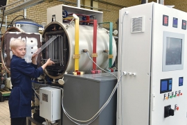 За работой на новом оборудовании термист Татьяна Еричева