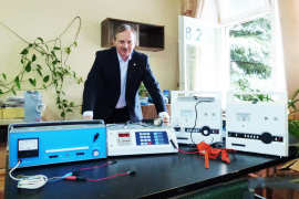 Сергей Юрьевич Мелешкин, генеральный директор АО «МПЗ» с выпускаемыми на заводе приборами