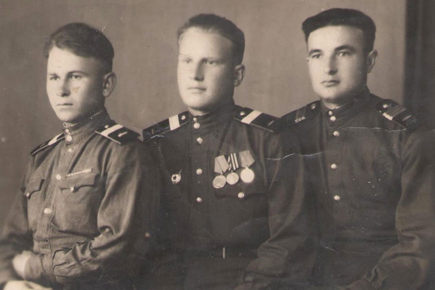 Павел Фёдорович Ионов (в центре)