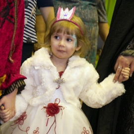 Дети напрыгались, наигрались, потрудились, посмотрели дог-шоу и сказку, встретились с Дедом Морозом, помогли ему победить злую колдунью и зажечь ёлку