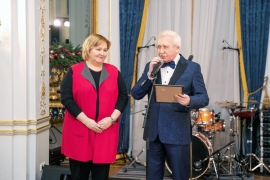 Игорь Ашурбейли вручает Марии Поляшевой знак «СОЦИУМА». Фото: Александр Омельянчук