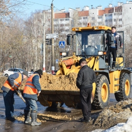Ремонт дорог выполнялся в соответствии с технологией: ямы очищались ото льда и грязи, засыпались щебнем и утрамбовывались виброплитой