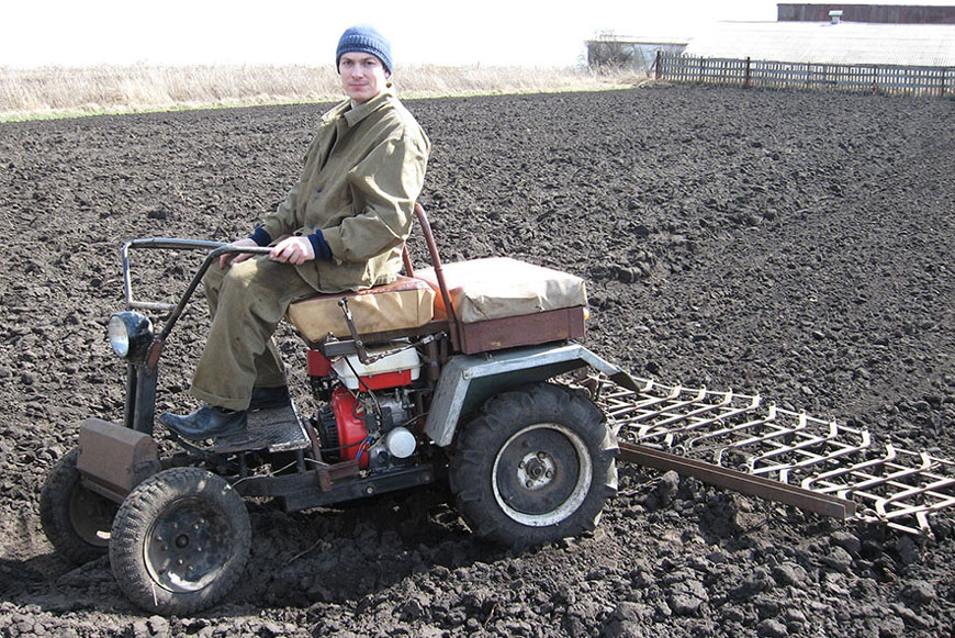 Алексей Грунин на тракторе своего изобретения