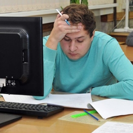 На первом этапе конкурса участники должны были ответить на 30 вопросов двух уровней сложности за 40 минут. Фото Елены Галкиной