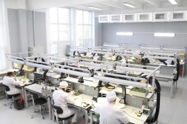 Сотрудники в цехе Арзамасского приборостроительного завода им. П. И. Пландина