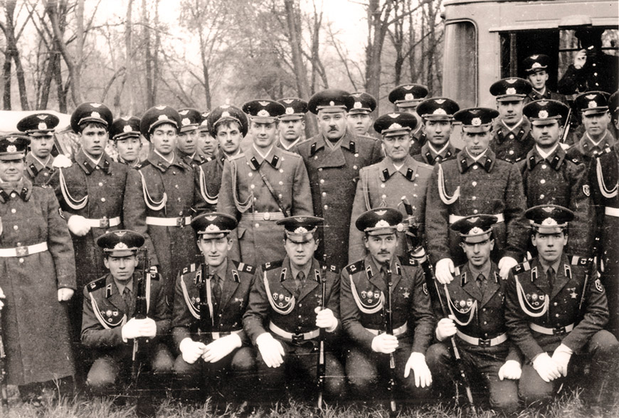 Рота почетного караула, г.Кривой Рог. Александр Бойцов во 2-м ряду, 3-й справа: «Солдаты с карабинами, а я с шашкой. Отрабатывал с ней все приёмы»