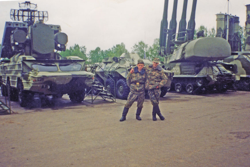 Владислав Филимонов (слева) с армейским товарищем на выставке военной техники в г. Кубинка