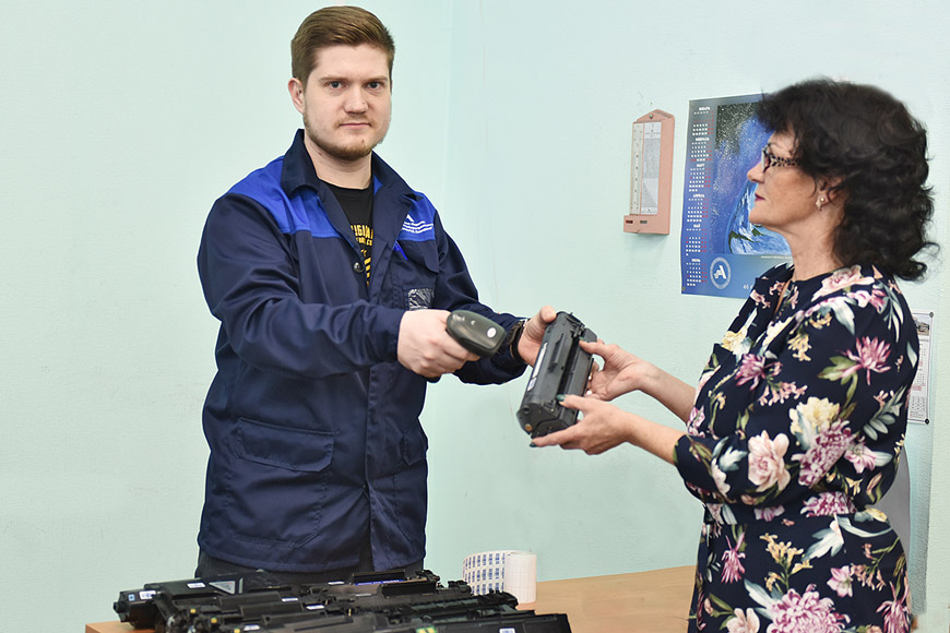 Начальник группы обслуживания средств оргтехники ОСТС Алексей Губин сканирует штрихкод перед выдачей картриджа в подразделение