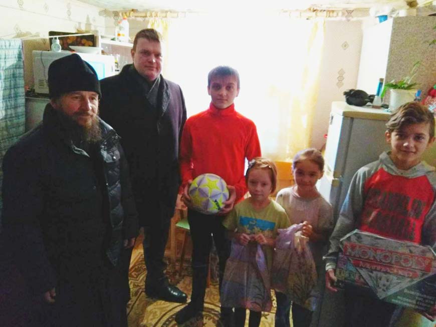 Делегация «СОЦИУМ-ПОСЕЛЕНИЙ» доставила подарки в многодетную семью из Хирино