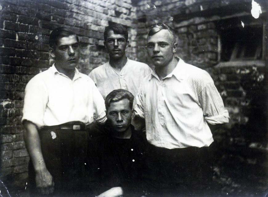  Валентин Иванович Николаев  в белой рубашке справа