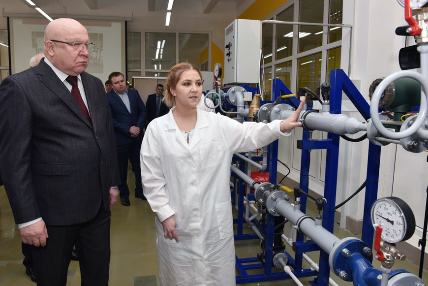 Валерий Шанцев в одной из лабораторий нового ресурсного центра