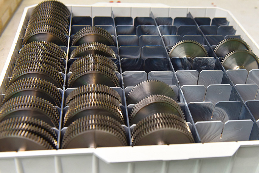 Зубчатые колеса, изготавливаемые в цехе №54, хранить в контейнерах с подвижными перегородками очень удобно