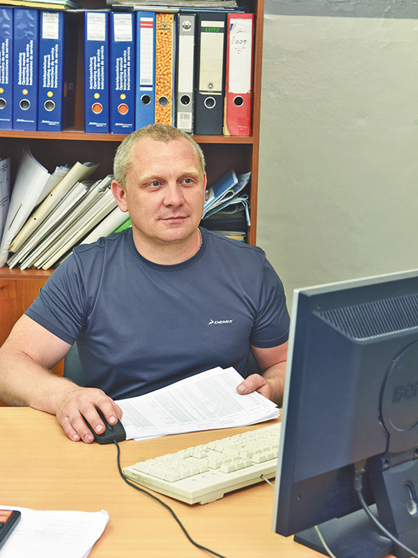 Сергей Балабанов, заместитель начальника цеха №31 по подготовке производства, вводит данные по оснастке. Фото Александра Барыкина