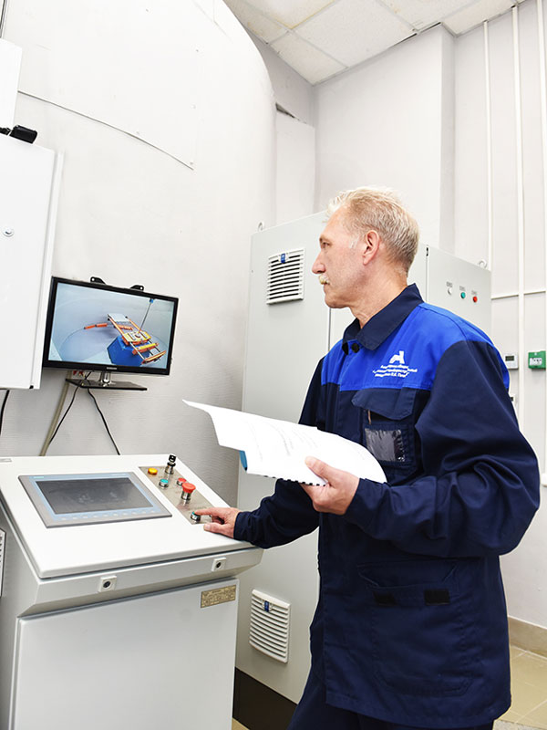 Эектромеханик цеха №44 Алексей Поляков вводит данные в систему управления центрифуги для проведения испытаний. Фото Елены Галкиной