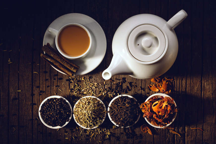 Масала чай с пряностями. Национальный индийский традиционный напиток с чаем, молоком и специями. Фото: depositphotos.com