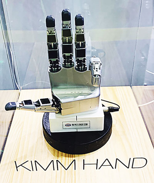 Экспонат на выставке в Корее: бионическая рука