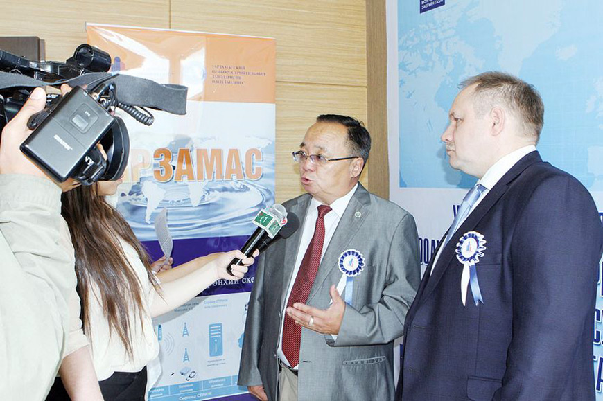 Директор по производству и продажам гражданской продукции АО «АПЗ» В. Цыцулин и руководитель Ассоциации строителей Монголии М. Батбаатар дают интервью монгольским СМИ на семинаре по проблемам учёта водных ресурсов
