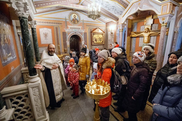 Священник храма протоиерей Павел Глазунов провел экскурсиюпо обители и познакомил детей с православными рождественскими традициями колядования