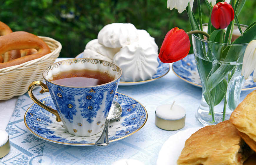 Послеобеденный чай в летнем саду. Фото: depositphotos.com
