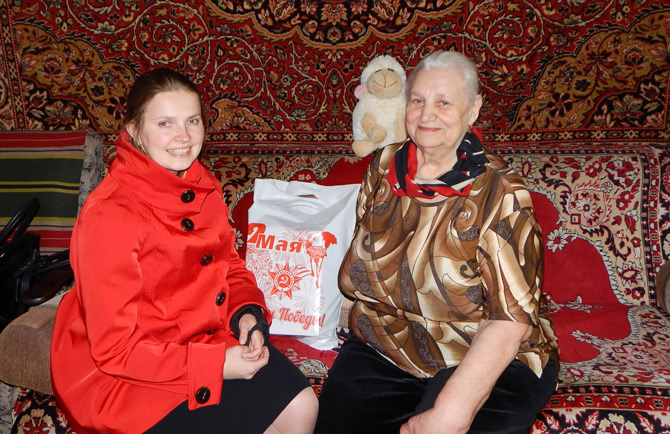 Морозова Надежда Алексеевна (справа)