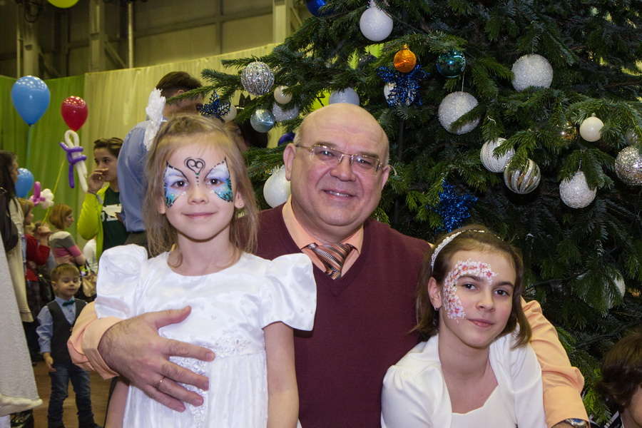 Игорь Косяк с внучками