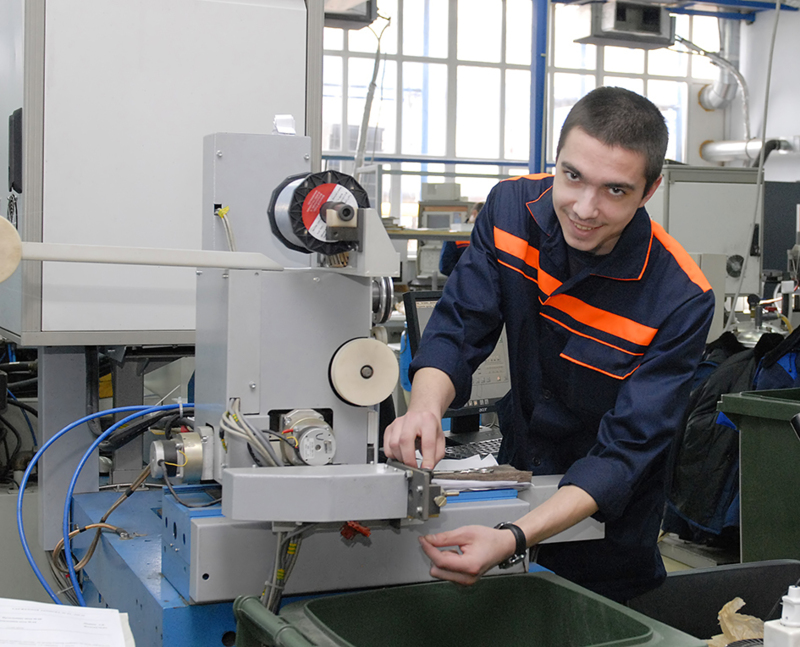 Александр Колпаков обучается работе на станке
