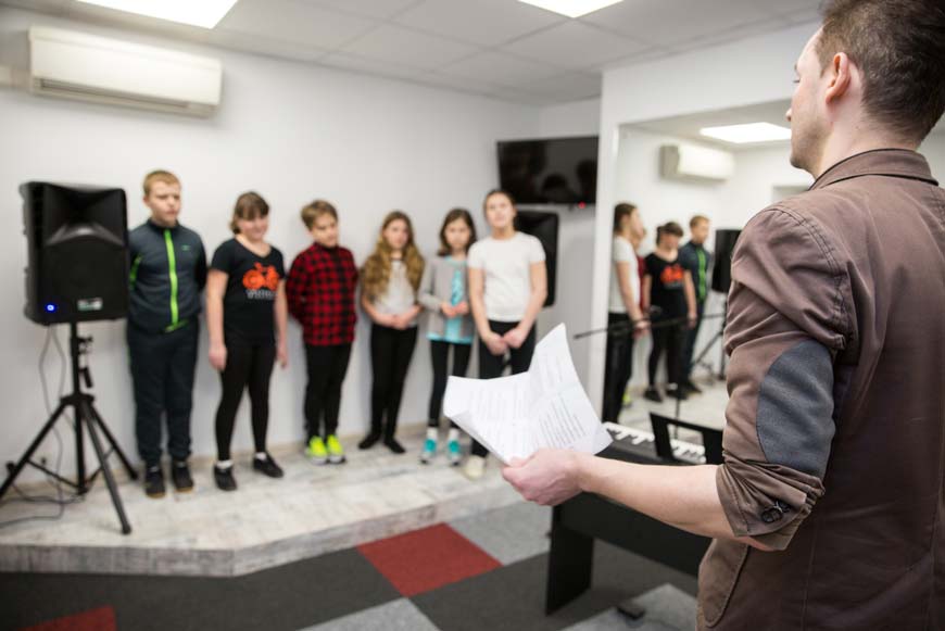 Занятие вокалом в Продюсерском центре «Юный Артист»