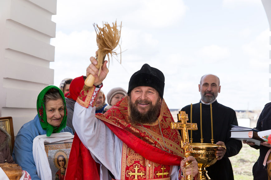 Отец Виктор (Новиков), священник храма в честь Усекновения Честной главы Иоанна Предтечи благословляет прихожан