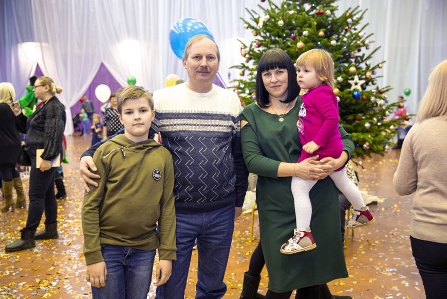 Сергей Мелешкин с семьей на детском новогоднем празднике в холдинге «Социум». Декабрь 2018