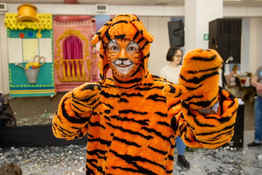 Егор Карпинский в костюме тигра на новогоднем детском утреннике «Социум»