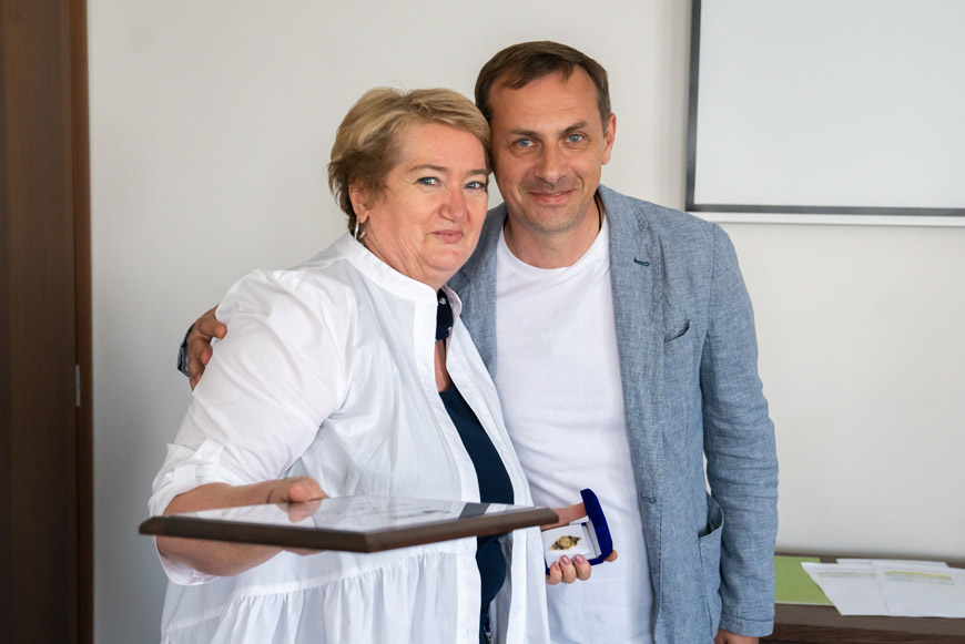 Матвей Зубов и Эмма Харламова на церемонии награждения ветеранов компании «СОЦИУМ-СОКОЛ». Июль 2020 года 