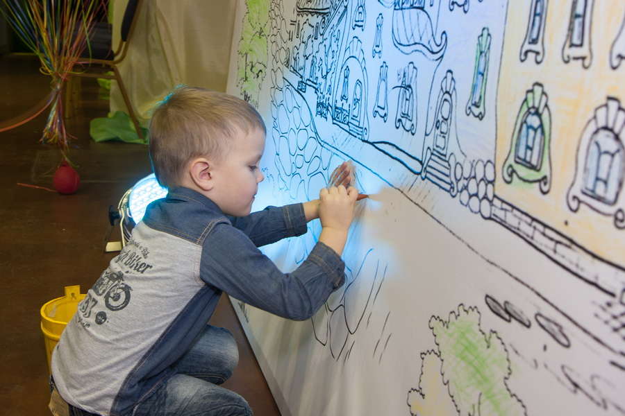 Маленький художник вносит свой вклад в раскраску Изумрудного замка