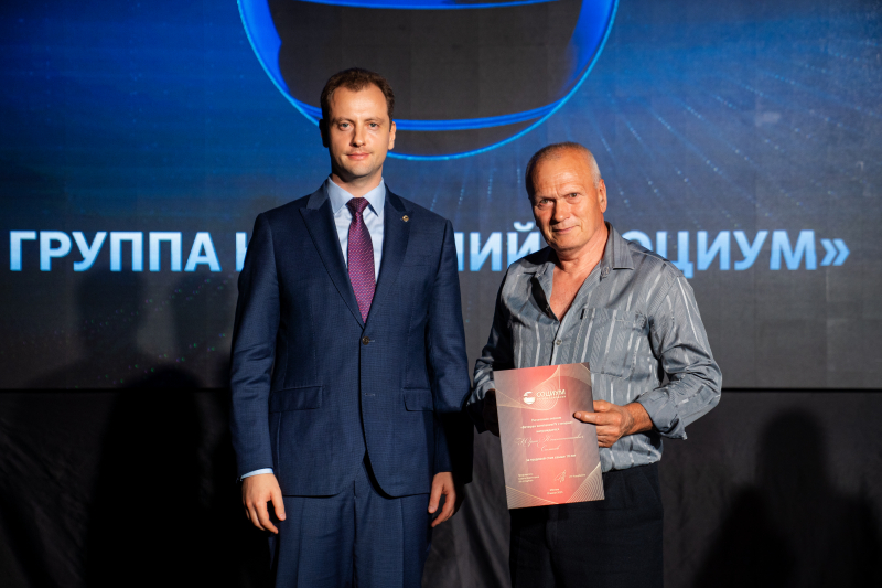 Игорь Ильин и Юрий Силаков на церемонии награждения ветеранов Холдинга «СОЦИУМ». 13 июня 2025 года