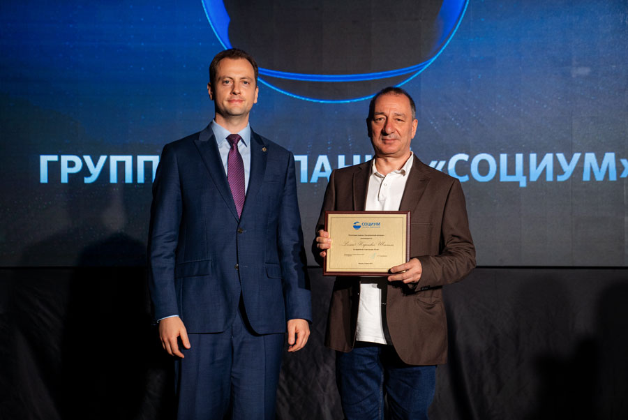 Игорь Ильин и Роман Шиканян на церемонии награждения ветеранов на XI Конференции руководящего состава Холдинга «СОЦИУМ». Июнь 2025 года