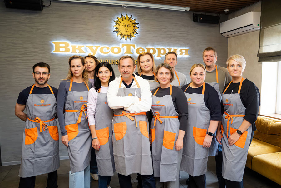 Матвей Зубов в коллегами на тимбилдинге в формате мастер-класса по грузинской кухне