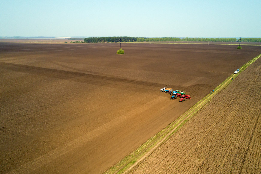 Одна машина с зерном, другая с удобрением. Почву удобряют сразу в процессе сева