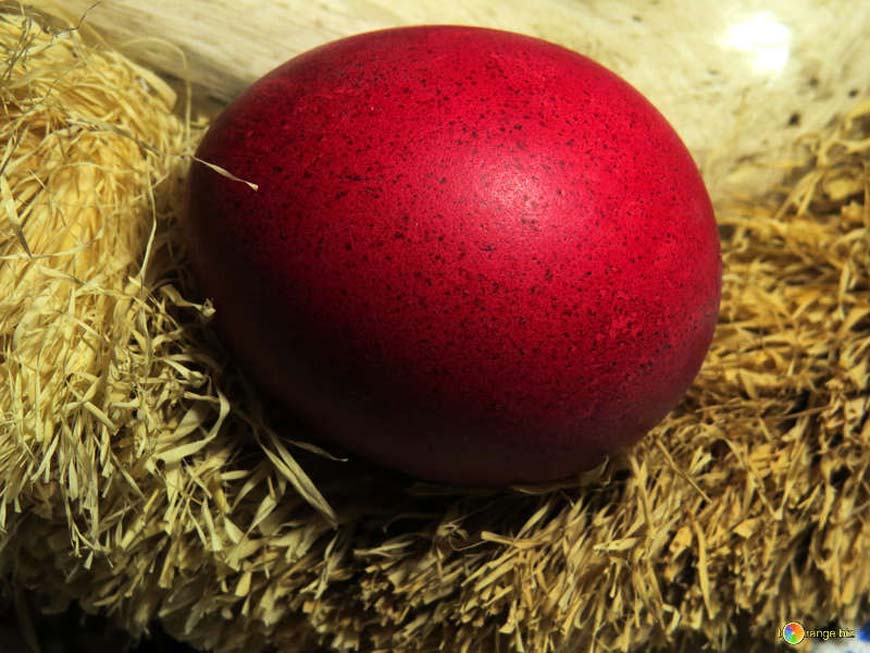 Красное пасхальное яйцо