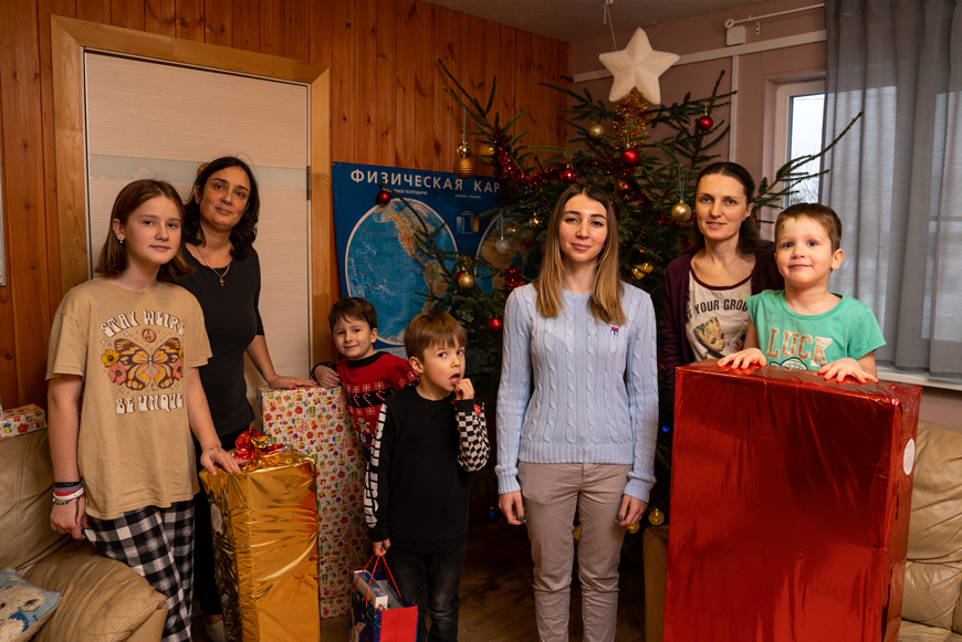 Директор по персоналу холдинга «СОЦИУМ» Екатерина Саркисова, приёмные мамы Мария Пичугина-Кузьмина, Екатерина Шумейко и новое поколение посёлка Орион