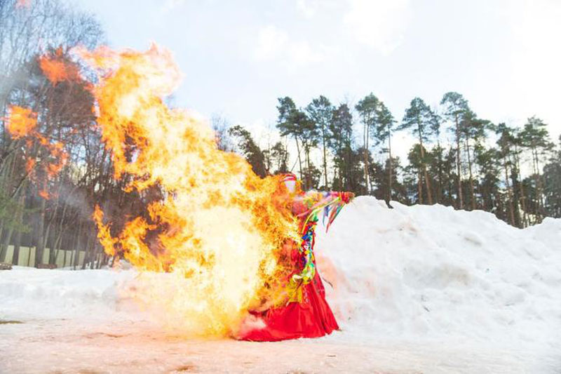 В завершение гуляний по старой русской традиции сожгли чучело, символизирующее уходящую зиму 